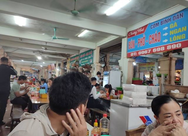 Thưởng thức các món ăn ẩm thực đặc trưng tại khu ẩm thực ở chợ