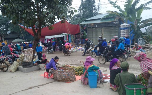 Trải nghiệm mua sắm những đặc sản và nông sản tại phiên chợ