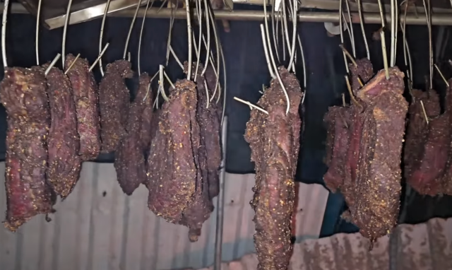 Bước đem thịt đi gác bếp - Ảnh từ Bố Ku Chel