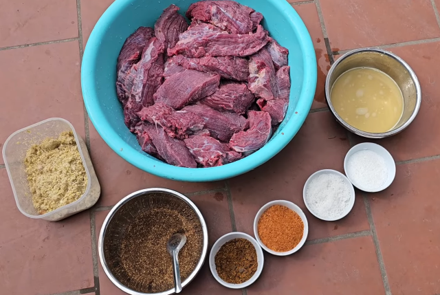 Nguyên liệu làm thịt(trâu, heo) gác bếp - Ảnh từ Bố Ku Chel