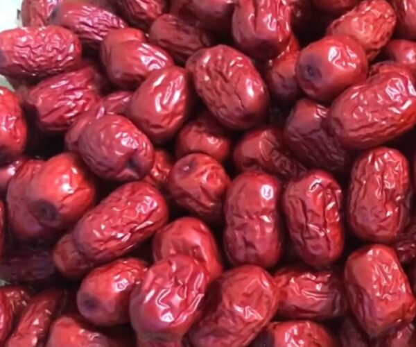 Nhờ vào nhiều thành phần dinh dưỡng bổ ích trong táo đỏ mà nó mang lại khá nhiều tác dụng hữu ích cho sức khỏe - Ảnh từ Đặc sản Tây Bắc