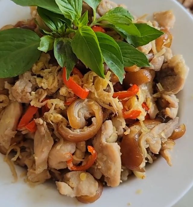 Thỏ xào sả ớt - Ảnh từ Mùi Hàng Việt