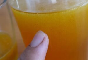 Cách kiểm tra mật ong thật giả mật pha đường - Ảnh từ BÌNH ĐIÊN NẶNG