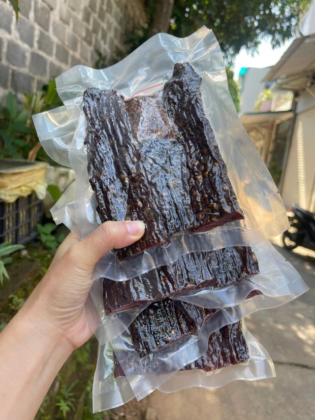Giá của thịt trâu gác bếp thường cũng sẽ cao hơn giá của 2 loại thịt bò và lợn gác bếp - Ảnh từ Thư Minh