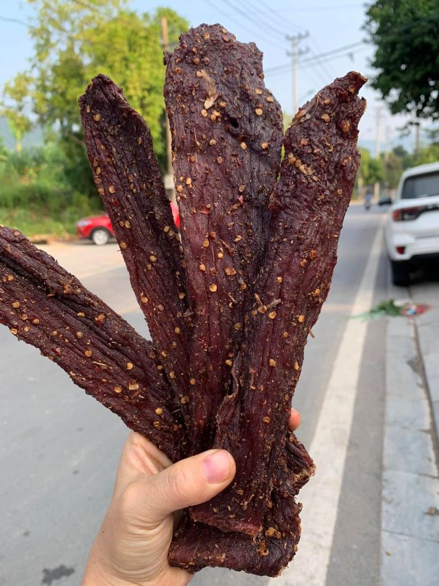 Kích thước của thịt trâu thường sẽ to và dài hơn bò và lợn gác bếp - Ảnh từ Thư Minh