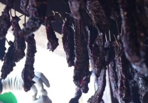 Nghệ thuật sấy khô thịt trâu gác bếp truyền thống - Ảnh từ thorung36