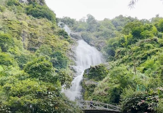 Thác Bạc sở hữu với chiều cao lý tưởng khoảng 200m - Ảnh từ Bach Hoang Travel