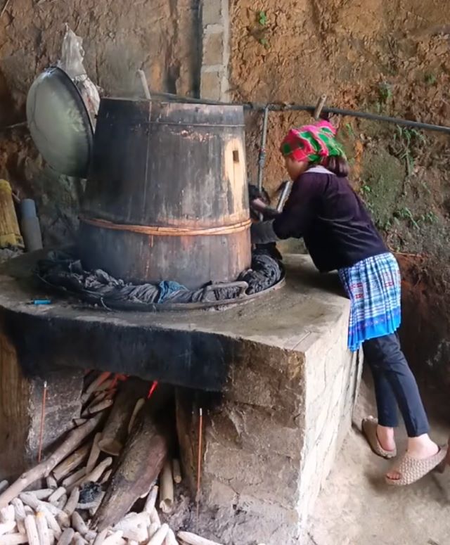 Đối với đồng bào vùng cao Bắc Hà, rượu ngô không đơn thuần chỉ là một thứ đồ uống thông thường mà từ lâu đã ăn sâu vào đời sống văn hóa, phong tục bản địa phương - Ảnh sưu tầm