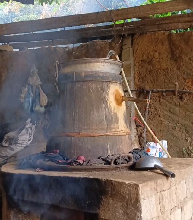 Dụng cụng chưng cất rượu ngô truyền thống ở Bắc Hà - Ảnh sưu tầm