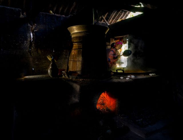 Kỹ thuật ủ và canh nhiệt cũng là một bước khá quan trọng trong việc chưng cất rượu ngô - Ảnh từ Trịnh Thanh Tùng