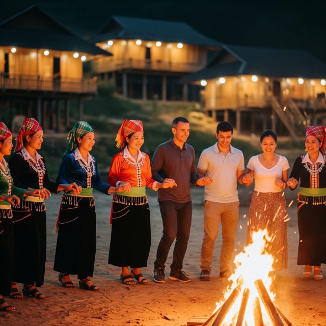 Giao lưu văn hóa, văn nghệ qua những điệu múa truyền thống và đốt lửa trại mỗi tối cùng người dân bản Pom Coọng