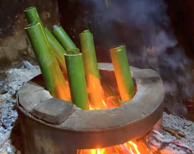 Nướng ống kam trên bếp lửa hồng - Ảnh sưu tầm Nướng ống kam trên bếp lửa hồng - Ảnh sưu tầm