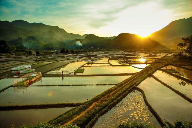 Pom Coọng, Mai Châu sở hữu khí hậu ôn hòa, mát mẻ quanh năm, nên mọi du khách có thể đến đây khám phá vào bất kì thời điểm nào, bởi mùa nào cũng có nét đẹp riêng - Ảnh sưu tầm