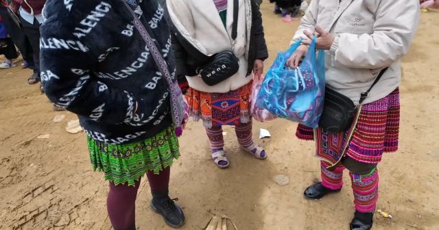 Giao lưu văn hóa bản địa cùng người dân tại phiên chợ Cán Cấu Giao lưu văn hóa bản địa cùng người dân tại phiên chợ Cán Cấu