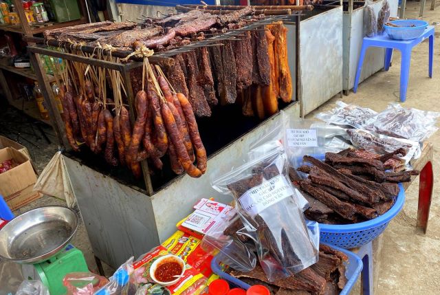 Bạn có thể mua các món đặc sản khô như, Trâu gác bếp, các loại muối, gia vị đặc trưng, lạp xưởng,... để làm quà - Ảnh sưu tầm