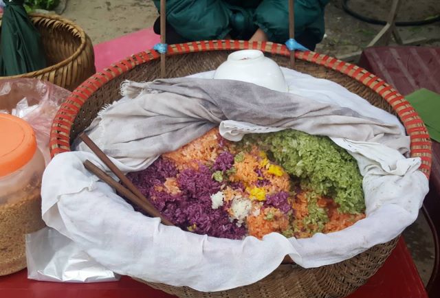 Thưởng thức ẩm thực đặc sắc tại chợ phiên Đồng Văn như, xôi ngũ sắc,...