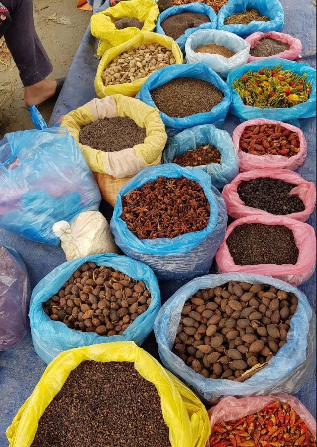 Các mặt hàng đặc sản địa phương được bà con bày bán rất đẹp mắt
