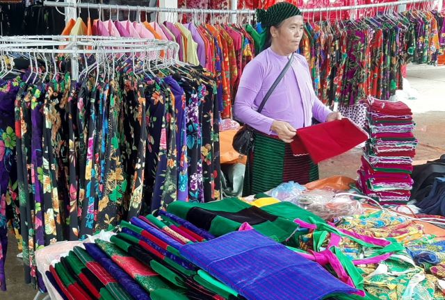 Nổi bật nhất là những sạp đồ, quần áo, thổ cẩm đầy màu sắc