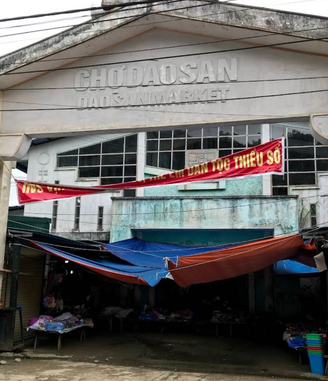Chợ phiên Dào San thường được họp vào thứ năm và Chủ nhật hằng tuần