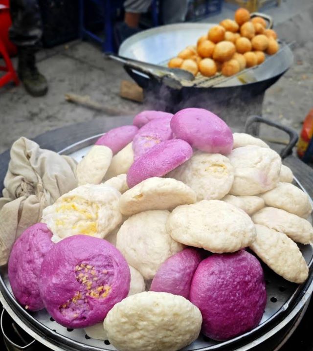 Thưởng thức ẩm thực địa phương tại chờ Dào San